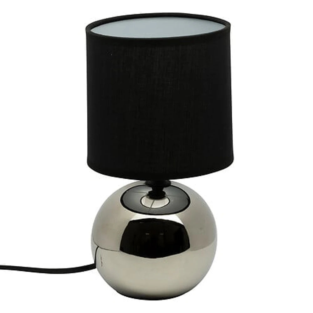 Lampada Timeo Metallizzata Argento cromato paralume nero sfondo bianco